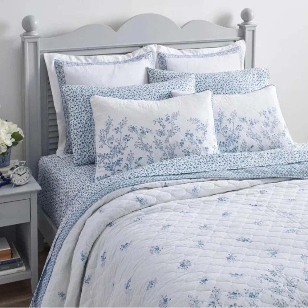Floral Blue and White Bedding Set ~ Full /Queen
